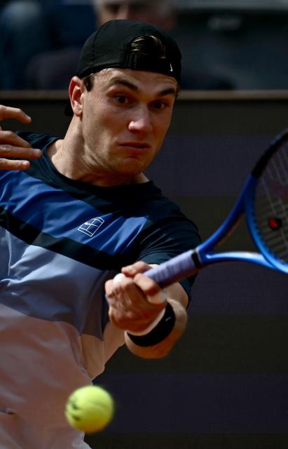 Great Britain's Jack Draper returns a shot to Spain's Carlos Alcaraz during their men's singles match at the ATP Rome Open tennis tournament at Foro Italico in Rome on May 14, 2025. (Photo by Filippo MONTEFORTE / AFP)