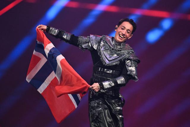 Norwegian singer Kyle Alessandro representing Norway with the song “Lighter” parades with the Norwegian flag during the dress rehearsal for the final of the Eurovision Song Contest 2025 at the St. Jakobshalle arena in Basel on May 16, 2025. (Photo by Fabrice COFFRINI / AFP)
