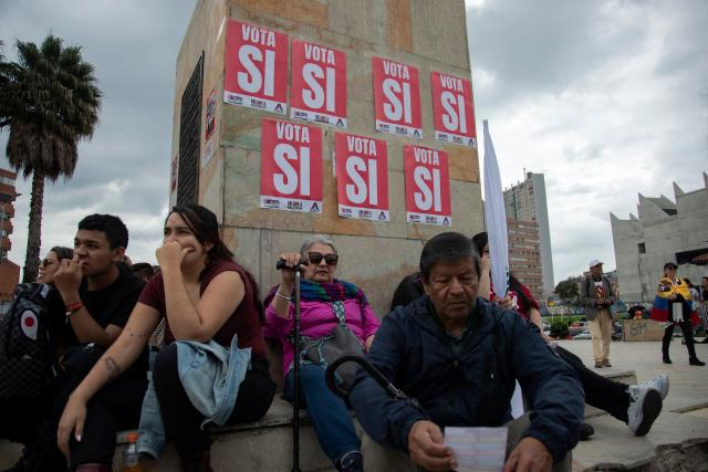 People attend a town meeting after the Senate voted against the government labour reform referendum promoted by Colombia's President Gustavo Petro in Bogota on May 18, 2025. The Colombian Senate rejected on May 14, 2025, to call a popular consultation promoted by President Gustavo Petro for citizens to vote on whether they accept to reform the labor system, as the government intends. (Photo by Alejandro Martinez / AFP)