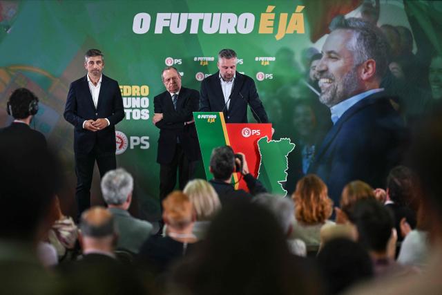 Portuguese Socialist Party leader Pedro Nuno Santos (R) delivers a speech during the election night in Lisbon early on May 19, 2025. The leader of Portugal's opposition Socialist Party said early today that he would step down after his group suffered a drubbing in a weekend general election. (Photo by PATRICIA DE MELO MOREIRA / AFP)
