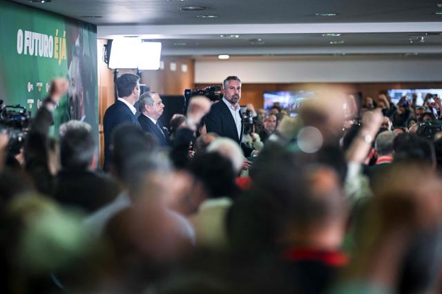 Portuguese Socialist Party leader Pedro Nuno Santos (C) delivers a speech during the election night in Lisbon early on May 19, 2025. The leader of Portugal's opposition Socialist Party said early today that he would step down after his group suffered a drubbing in a weekend general election. (Photo by PATRICIA DE MELO MOREIRA / AFP)