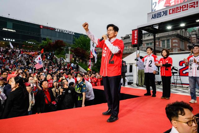 South Korean presidential candidate, Kim Moon Soo (C) of the People Power Party speaks during a campaign event for the forthcoming June 3 presidential election in Seoul on May 19, 2025. (Photo by ANTHONY WALLACE / AFP)