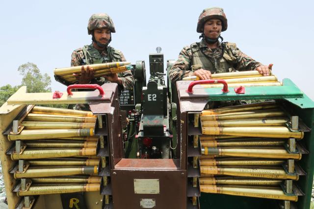 Indian army soldiers operate an anti-aircraft gun at Akhnoor sector near the Line of Control (LoC) in Jammu region on May 19, 2025. (Photo by Mukesh GUPTA / AFP)