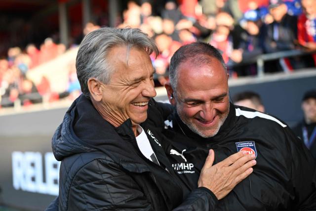 Heidenheim's German head coach Frank Schmidt (R) and Elversberg’s German head coach Horst Steffen  joke ahead the German Bundesliga relegation first-leg football match  between FC Heidenheim and SV Elversberg in Heidenheim on May 22, 2025. (Photo by THOMAS KIENZLE / AFP) / DFL REGULATIONS PROHIBIT ANY USE OF PHOTOGRAPHS AS IMAGE SEQUENCES AND/OR QUASI-VIDEO