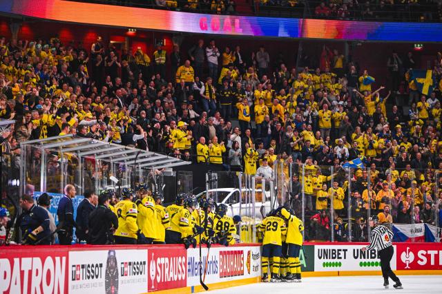 Sweden’s forward #91 Leo Carlsson celebrates with his teammates after scoring 4-1 during the IIHF Men's Ice Hockey World Championship quarter-final match between Sweden and Czech Republic in Stockholm, on May 22, 2025. (Photo by Jonathan NACKSTRAND / AFP)