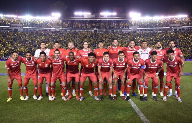 Toluca players pose for a picture before the Liga MX Clausura tournament final first leg football match between America and Toluca at Ciudad de los Deportes stadium in Mexico City on May 22, 2025. (Photo by Rodrigo Oropeza / AFP)