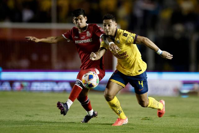 Toluca's Paraguayan forward #31 Robert Morales and America's Uruguayan defender #04 Sebastian Caceres fight for the ball during the Liga MX Clausura tournament final first leg football match between America and Toluca at Ciudad de los Deportes stadium in Mexico City on May 22, 2025. (Photo by Rodrigo Oropeza / AFP)