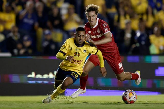 America's midfielder #28 Erick Sanchez and Toluca's midfielder #14 Marcel Ruiz fight for the ball during the Liga MX Clausura tournament final first leg football match  between America and Toluca at Ciudad de los Deportes stadium in Mexico City on May 22, 2025. (Photo by Rodrigo Oropeza / AFP)
