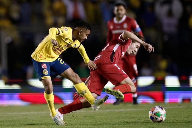 America's midfielder #28 Erick Sanchez (L) and Toluca's midfielder #14 Marcel Ruiz fight for the ball during the Liga MX Clausura tournament final first leg football match between America and Toluca at Ciudad de los Deportes stadium in Mexico City on May 22, 2025. (Photo by Rodrigo Oropeza / AFP)