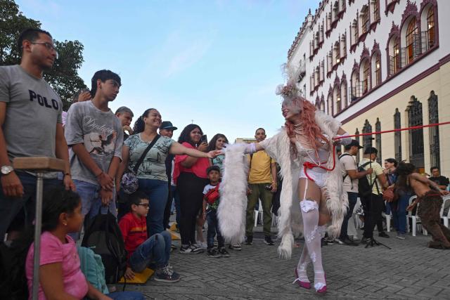 An artist performs during the inauguration of Cali’s International Theater Festival in Cali, Valle del Cauca department, Colombia on May 23, 2025. The festival will take place until the 30th of May. (Photo by JOAQUIN SARMIENTO / AFP)