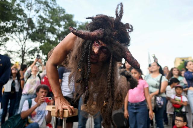 An artist performs during the inauguration of Cali’s International Theater Festival in Cali, Valle del Cauca department, Colombia on May 23, 2025. The festival will take place until the 30th of May. (Photo by JOAQUIN SARMIENTO / AFP)