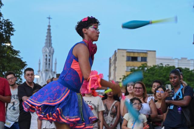 An artist performs during the inauguration of Cali’s International Theater Festival in Cali, Valle del Cauca department, Colombia on May 23, 2025. The festival will take place until the 30th of May. (Photo by JOAQUIN SARMIENTO / AFP)