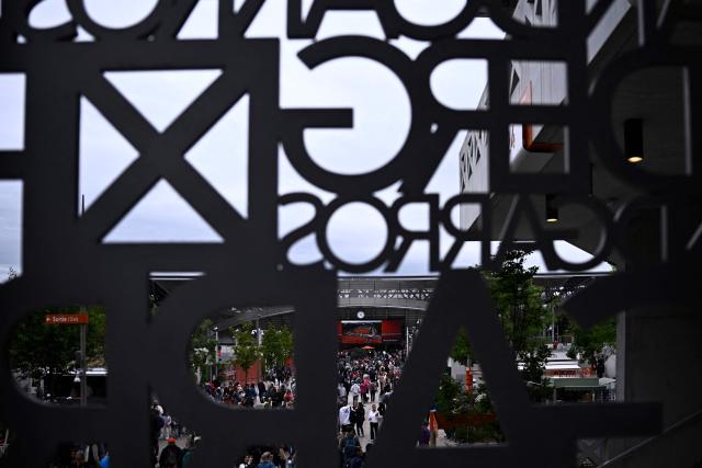 This photograph shows the Court Suzanne-Lenglen seen through the metal structure of the Court Philippe-Chatrier during the French Open tennis tournament at the Roland-Garros Complex in Paris on May 24, 2025. (Photo by JULIEN DE ROSA / AFP)