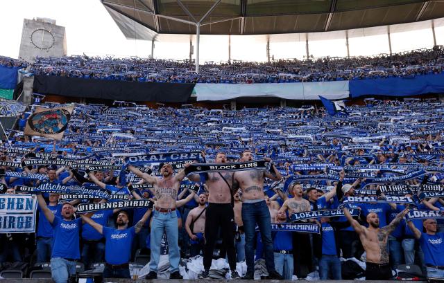 Bielefeld fans cheer for their team prior to the German Cup (DFB Pokal) final football match between Arminia Bielefeld and VfB Stuttgart at the Olympic Stadium in Berlin on May 24, 2025. (Photo by Odd ANDERSEN / AFP) / DFB REGULATIONS PROHIBIT ANY USE OF PHOTOGRAPHS AS IMAGE SEQUENCES AND QUASI-VIDEO.