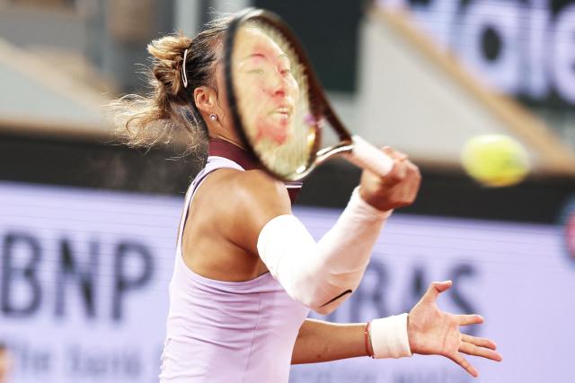 China's Zheng Qinwen plays a forehand return to Russia’s Anastasia Pavlyuchenkova during their women's singles match on day 1 of the French Open tennis tournament on Court Philippe-Chatrier at the Roland-Garros Complex in Paris on May 25, 2025. (Photo by ALAIN JOCARD / AFP)