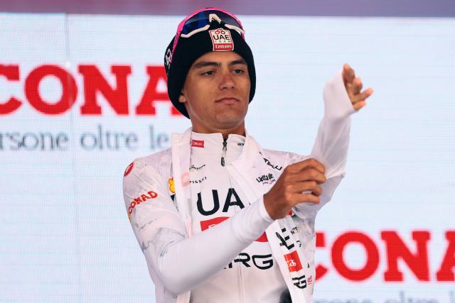UAE Team Emirates XRG's Mexican rider Isaac Del Toro wears the best young rider's white jersey (Maglia Bianca) as he celebrates on the podium after the 15th stage of the 108th Giro d'Italia cycling race of 219kms from Fiume Veneto to Asiago on May 25, 2025. (Photo by Luca Bettini / AFP)