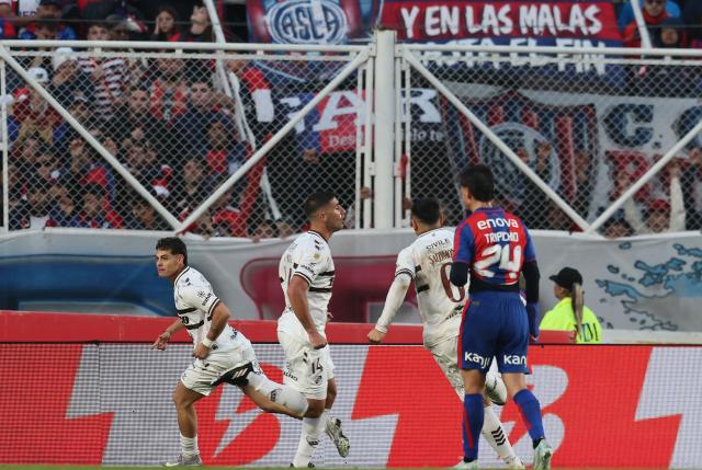Platense's midfielder #11 Franco Zapiola (L) celebrates with teammates after scoring during the Argentine Professional Football League 2025 Apertura Tournament semi-final match between San Lorenzo and Platense at the Pedro Bidegain stadium in Buenos Aires on May 25, 2025. (Photo by ALEJANDRO PAGNI / AFP)