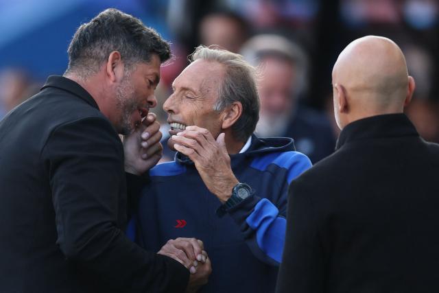 Platense's coach Segio Gomez (L), San Lorenzo's head coach Miguel Angel Russo (C) and Platense's coach Favio Orsi talk ahead of the Argentine Professional Football League 2025 Apertura Tournament semi-final match between San Lorenzo and Platense at the Pedro Bidegain stadium in Buenos Aires on May 25, 2025. San Lorenzo's head coach Miguel Angel Russo (C) chats with Platense's head coachs dupla Sergio Gomez (L) and Favio Orsi (Photo by ALEJANDRO PAGNI / AFP)