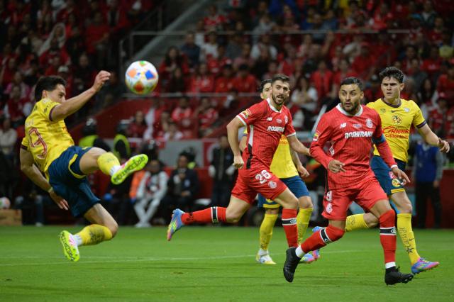 America's defender #29 Ramon Juarez prepares to shoot as Toluca's Portuguese forward #26 Paulinho and Toluca's forward #09 Alexis Vega look on during the Liga MX Clausura football tournament second leg final between Toluca and America, at the Nemesio Diez stadium in Toluca de Lerdo, state of Mexico, Mexico on May 25, 2025. (Photo by Mario Vazquez / AFP)
