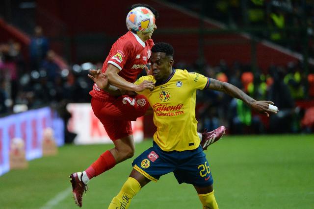 Toluca's defender #02 Diego Barbosa and America's Colombian defender #26 Cristian Borja fight for the ball during the Liga MX Clausura football tournament second leg final between Toluca and America, at the Nemesio Diez stadium in Toluca de Lerdo, state of Mexico, Mexico on May 25, 2025. (Photo by Mario Vazquez / AFP)