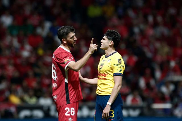 Toluca's Portuguese forward #26 Paulinho argues with America's defender #03 Israel Reyes during the Liga MX Clausura football tournament second leg final between Toluca and America, at the Nemesio Diez stadium in Toluca de Lerdo, state of Mexico, Mexico on May 25, 2025. (Photo by Rodrigo Oropeza / AFP)