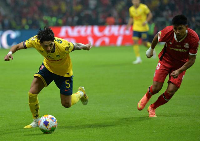 America's defender #05 Kevin Alvarez and Toluca's defender #20 Jesus Gallardo fight for the ball during the Liga MX Clausura football tournament second leg final between Toluca and America, at the Nemesio Diez stadium in Toluca de Lerdo, state of Mexico, Mexico on May 25, 2025. (Photo by Mario Vazquez / AFP)