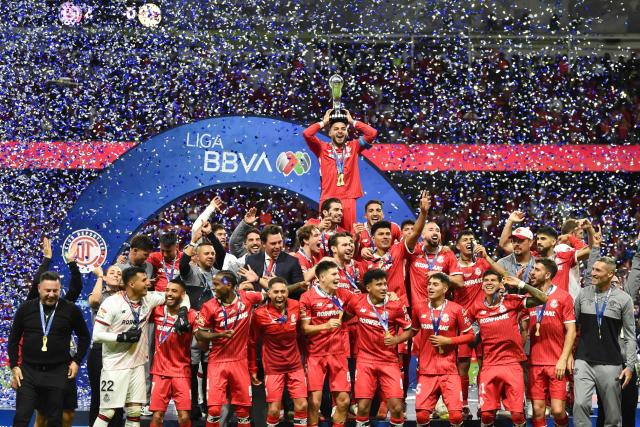 Toluca's forward #09 Alexis Vega lifts the trophy with teammates during a ceremony for the Mexican Champions following the Liga MX Clausura football tournament second leg final between Toluca and America at the Nemesio Diez stadium in Toluca de Lerdo, state of Mexico, Mexico on May 25, 2025. (Photo by Rodrigo Oropeza / AFP)