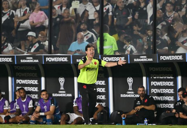 Vasco da Gama's head coach Fernando Diniz gives instructions to his players during the Copa Sudamericana group stage football match between Brazil's Vasco da Gama and Peru's Melgar at the Sao Januario stadium in Rio de Janeiro, Brazil, on May 27, 2025. (Photo by Mauro PIMENTEL / AFP)