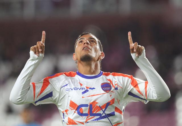 Puerto Cabello's forward #25 Junior Paredes celebrates scoring his team's first goal during the Copa Sudamericana group stage football match between Argentina's Lanus and Venezuela's Academia Puerto Cabello at the Ciudad de Lanus stadium, in Lanus, Buenos Aires province, Argentina, on May 27, 2025. (Photo by MARCOS BRINDICCI / AFP)