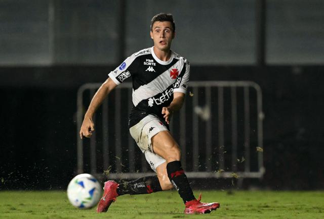 Vasco da Gama's Italian defender #06 Lucas Piton eyes the ball during the Copa Sudamericana group stage football match between Brazil's Vasco da Gama and Peru's Melgar at the Sao Januario stadium in Rio de Janeiro, Brazil, on May 27, 2025. (Photo by Mauro PIMENTEL / AFP)