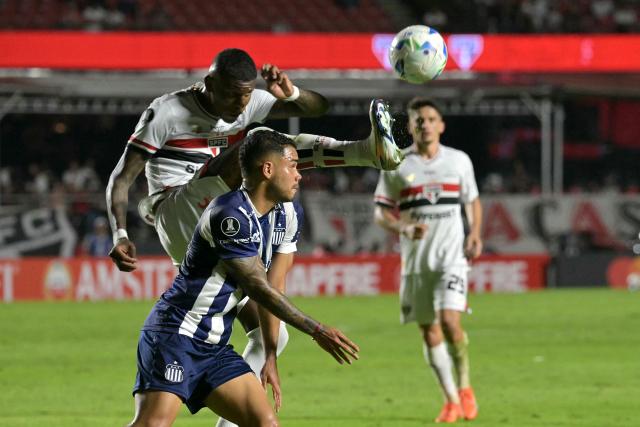 Talleres' Venezuelan defender #16 Miguel Navarro (front) and Sao Paulo's Ecuadorean defender #05 Robert Arboleda fight for the ball during the Copa Libertadores group stage football match between Brazil's Sao Paulo and Argentina's Talleres at the Morumbi stadium in Sao Paulo, Brazil on May 27, 2025. (Photo by NELSON ALMEIDA / AFP)