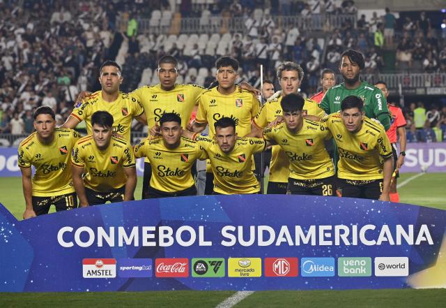 Melgar players pose for a team photo before the Copa Sudamericana group stage football match between Brazil's Vasco da Gama and Peru's Melgar at the Sao Januario stadium in Rio de Janeiro, Brazil, on May 27, 2025. (Photo by MAURO PIMENTEL / AFP)