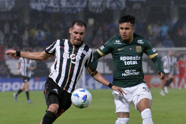 Libertad's forward #28 Marcelo Fernandeza and Alianza Lima's defender #13 Ricardo Lagos fight for the ball during the Copa Libertadores group stage football match between Paraguay's Libertad and Peru's Alianza Lima at La Huerta stadium in Asuncion on May 27, 2025. (Photo by DANIEL DUARTE / AFP)
