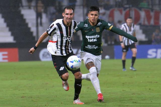 Libertad's forward #28 Marcelo Fernandeza and Alianza Lima's defender #13 Ricardo Lagos fight for the ball during the Copa Libertadores group stage football match between Paraguay's Libertad and Peru's Alianza Lima at La Huerta stadium in Asuncion on May 27, 2025. (Photo by DANIEL DUARTE / AFP)