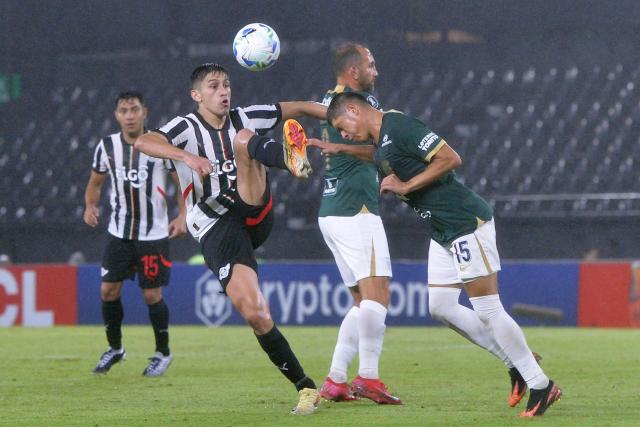 Libertad's forward #11 Gustavo Aguilar and Alianza Lima's midfielder #15 Jesus Castillo fight for the ball during the Copa Libertadores group stage football match between Paraguay's Libertad and Peru's Alianza Lima at La Huerta stadium in Asuncion on May 27, 2025. (Photo by DANIEL DUARTE / AFP)