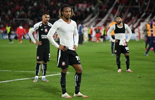 Corinthians' Peruvian forward #19 Andre Carrillo (C), defender #02 Matheuzinho (L), and Dutch forward #10 Memphis Depay react after losing the Copa Sudamericana group stage football match between Argentina's Huracan and Brazil's Corinthians at the Tomas A. Duco stadium in Buenos Aires, on May 27, 2025. (Photo by Luis ROBAYO / AFP)