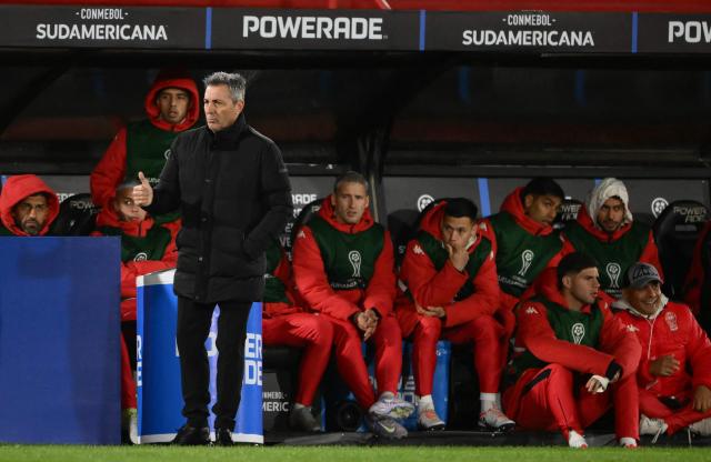 Huracan's head coach Frank Kudelka gives a thumbs-up during the Copa Sudamericana group stage football match between Argentina's Huracan and Brazil's Corinthians at the Tomas A. Duco stadium in Buenos Aires, on May 27, 2025. (Photo by Luis ROBAYO / AFP)