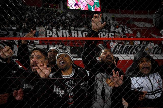 Corinthians fans shout at their team's players after losing the Copa Sudamericana group stage football match between Argentina's Huracan and Brazil's Corinthians at the Tomas A. Duco stadium in Buenos Aires, on May 27, 2025. (Photo by LUIS ROBAYO / AFP)
