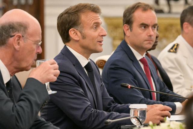 France's President Emmanuel Macron (C) attends a meeting with Indonesia's President Prabowo Subianto at Merdeka Palace in Jakarta on May 28, 2025. (Photo by BAY ISMOYO / AFP)