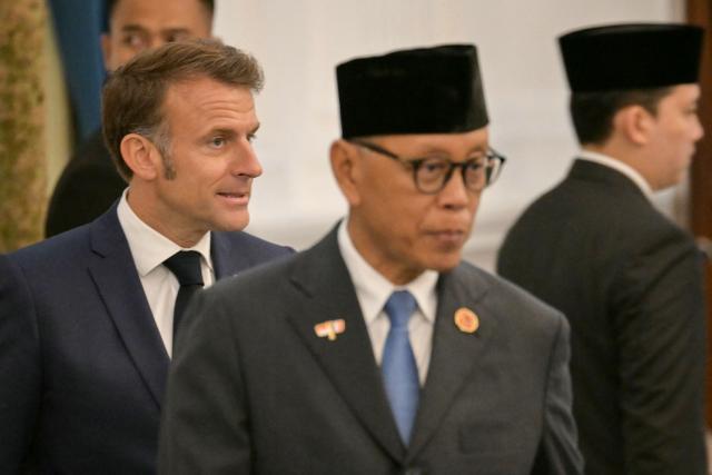 France's President Emmanuel Macron (L) attends a meeting with Indonesia's President Prabowo Subianto at Merdeka Palace in Jakarta on May 28, 2025. (Photo by BAY ISMOYO / AFP)