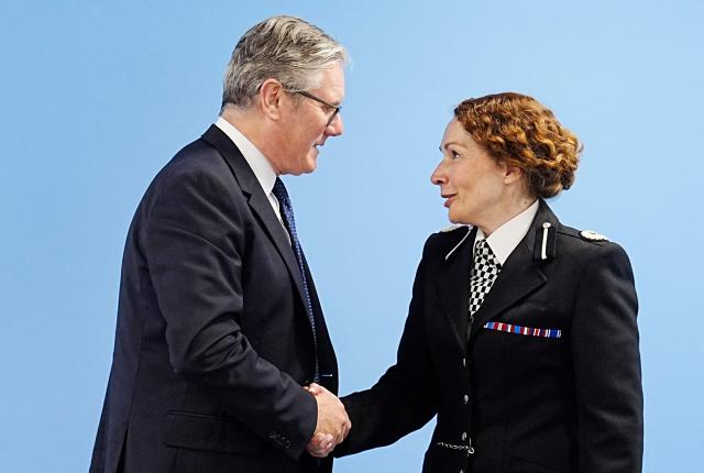 Britain's Prime Minister Keir Starmer meets Assistant Chief Constable Jenny Sims  during a visit to Merseyside Police Headquarters in Liverpool, north-west England on May 28, 2025, following the incident where a man drove a car into crowds that had gathered on May 26 to watch an open-top bus parade for Liverpool's Premier League trophy celebrations. UK police were given more time Wednesday to question a man suspected of driving while on drugs into crowds celebrating Liverpool's Premier League win, as seven people remained in hospital. (Photo by Peter Byrne / POOL / AFP)