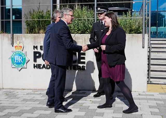 Britain's Prime Minister Keir Starmer meets with Police and Crime Commissioner Emily Spurrell (R), Deputy Chief Constable Chris Green (2R) and the Mayor of Liverpool City Region, Steve Rotheram (L) during a visit to Merseyside Police Headquarters in Liverpool, north-west England on May 28, 2025, following the incident where a man drove a car into crowds that had gathered on May 26 to watch an open-top bus parade for Liverpool's Premier League trophy celebrations. UK police were given more time Wednesday to question a man suspected of driving while on drugs into crowds celebrating Liverpool's Premier League win, as seven people remained in hospital. (Photo by Peter Byrne / POOL / AFP)