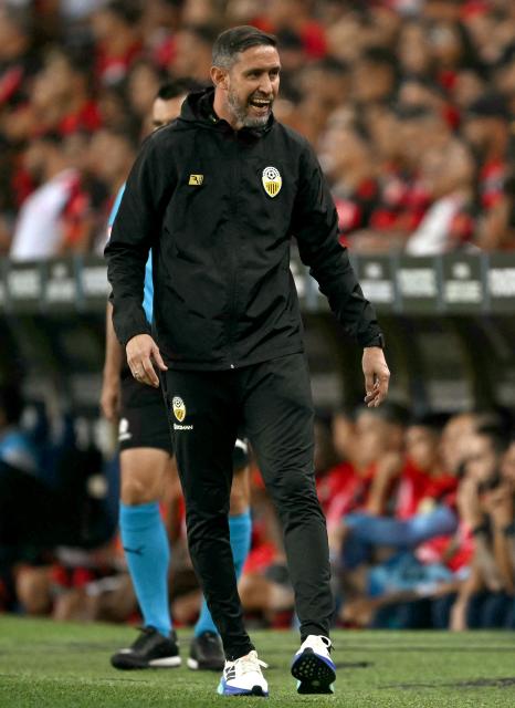 Tachira's head coach Edgar Perez Greco gestures during the Copa Libertadores group stage football match between Brazil's Flamengo and Venezuela's Deportivo Tachira at the Maracana stadium in Rio de Janeiro, Brazil, on May 28, 2025. (Photo by Mauro PIMENTEL / AFP)