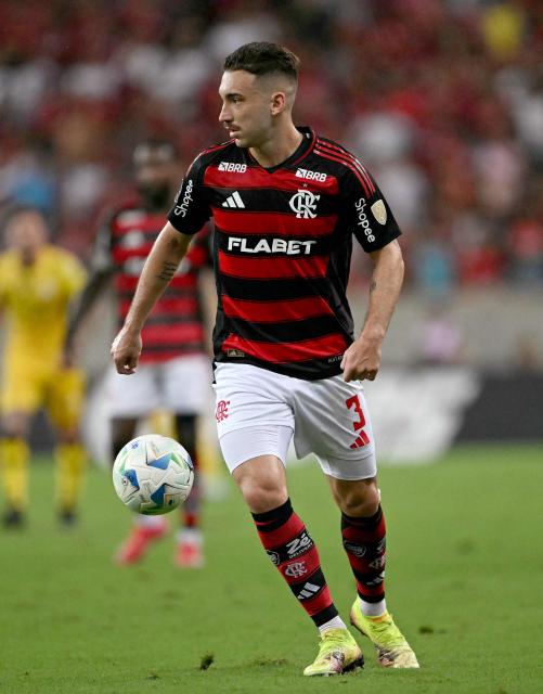 Flamengo's defender #03 Leo Ortiz controls the ball during the Copa Libertadores group stage football match between Brazil's Flamengo and Venezuela's Deportivo Tachira at the Maracana stadium in Rio de Janeiro, Brazil, on May 28, 2025. (Photo by Mauro PIMENTEL / AFP)