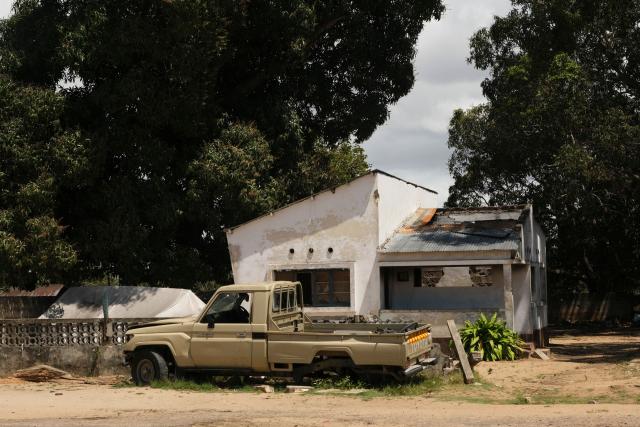 (FILES) A damaged house is seen in Mocímboa da Praia, in the Cabo Delgado province, Mozambique, on September 27 2022. A series of attacks in northern Mozambique this month point to a resurgence of violence by Islamic State-linked militants as energy giant TotalEnergies prepares to resume a major gas project, analysts say.
The group terrorised northern Mozambique for years before brazenly vowing in 2020 to turn the northern gas-rich Cabo Delgado province into a caliphate. (Photo by Camille LAFFONT / AFP)