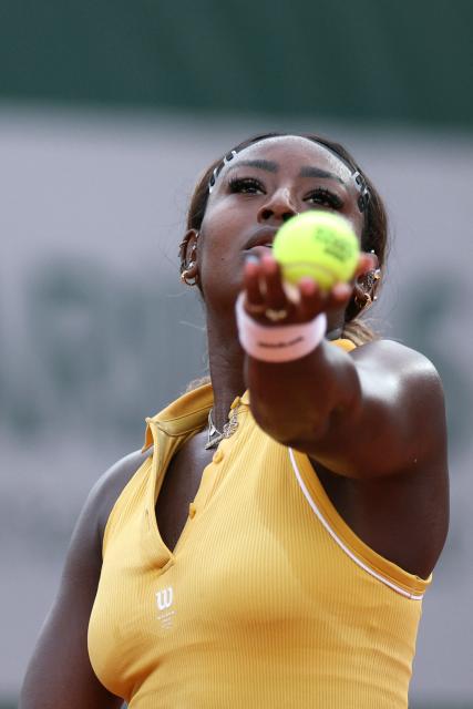 US Alycia Parks serves to France's Elsa Jacquemot during their women's singles match on day 5 of the French Open tennis tournament at the Roland-Garros Complex in Paris on May 29, 2025. (Photo by ALAIN JOCARD / AFP)