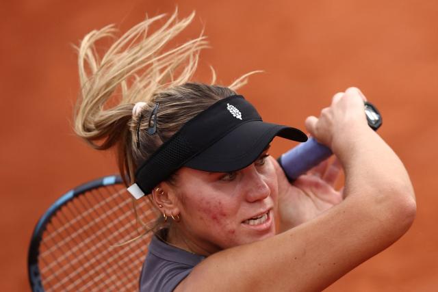 US Sofia Kenin plays a forehand return to Belarus' Victoria Azarenka during their women's singles match on day 5 of the French Open tennis tournament at the Roland-Garros Complex in Paris on May 29, 2025. (Photo by Anne-Christine POUJOULAT / AFP)