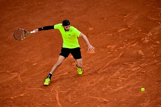 Britain's Jacob Fearnley plays a forehand return to France's Ugo Humbert during their men's singles match on day 5 of the French Open tennis tournament on Court Simonne-Mathieu at the Roland-Garros Complex in Paris on May 29, 2025. (Photo by JULIEN DE ROSA / AFP)