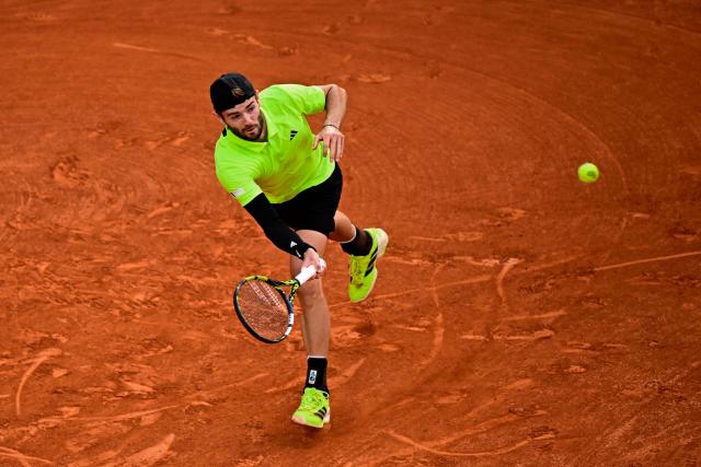 Britain's Jacob Fearnley plays a forehand return to France's Ugo Humbert during their men's singles match on day 5 of the French Open tennis tournament on Court Simonne-Mathieu at the Roland-Garros Complex in Paris on May 29, 2025. (Photo by JULIEN DE ROSA / AFP)
