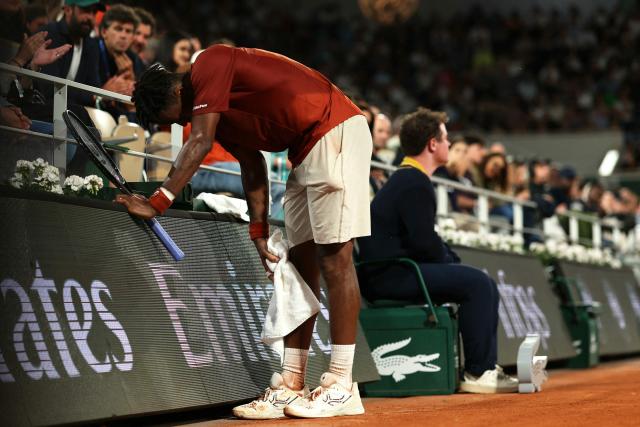 France's Gael Monfils holds a towel on his knee on the side of the court during his men's singles match against Britain's Jack Draper on day 5 of the French Open tennis tournament on Court Philippe-Chatrier at the Roland-Garros Complex in Paris on May 29, 2025. (Photo by ALAIN JOCARD / AFP)